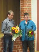 Blumen und einen Glückwunsch gab es an dem Abend für Herrn Stölzer auch von seiner Vorgängerin Roswitha Schmalenberg. Blumen und einen Glückwunsch gab es an dem Abend für Herrn Stölzer auch von seiner Vorgängerin Roswitha Schmalenberg.