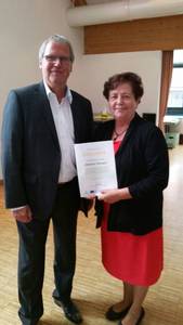 Hier auf dem Foto erhält unsere Bürgermeisterin, zugleich langjährige Vorsitzende der LAG Mittlere Altmark aus den Händen von Finanzminister Bullerjahn die Zulassungsurkunde für die LAG Mittlere Altmark