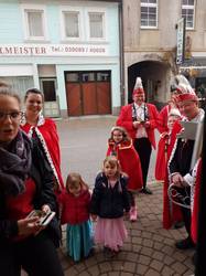 Bürgermeisterin Annegret Schwarz öffnete den Jecken persönlich die Rathaustür