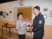 Frank Seeler, Ortswehrleiter Kläden, bleibt weitere 6 Jahre im Amt. Der Stadtrat der Einheitsgemeinde berief ihn in der Stadtratssitzung bis zum 25. Februar 2021 in dieses Amt. Hier auf dem Foto überreicht Bürgermeisterin Verena Schlüsselburg die Ernennungsurkunde und Blumen. Frank Seeler, Ortswehrleiter Kläden, bleibt weitere 6 Jahre im Amt. Der Stadtrat der Einheitsgemeinde berief ihn in der Stadtratssitzung bis zum 25. Februar 2021 in dieses Amt. Hier auf dem Foto überreicht Bürgermeisterin Verena Schlüsselburg die Ernennungsurkunde und Blumen.