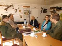 Hier auf dem Foto v.l.n.r. Vorstandsmitglied Natur- und Heimatverein Werner Draheim, Projektbegleiter ULS Dirk Fähse, Gemeinemitarbeiterin Ute Hänsch, Anneli Borgmann, ijgd Halberstadt und FÖJ´ler Marvin Kersten Hier auf dem Foto v.l.n.r. Vorstandsmitglied Natur- und Heimatverein Werner Draheim, Projektbegleiter ULS Dirk Fähse, Gemeinemitarbeiterin Ute Hänsch, Anneli Borgmann, ijgd Halberstadt und FÖJ´ler Marvin Kersten