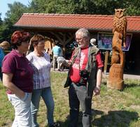 Ortsbürgermeisterin Kordula Stephan und die Vorsitzende des Steinfelder Kulturvereins, Rosemarie Fahrenkampf, interviewte Reinhard Stremmler ebenfalls.