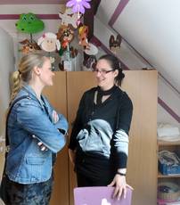 Hier auf dem Foto im Gespräch mit Sabrina Meiburg, die über dieses Programm eine Festanstellung fand.