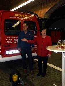 dscf9830 Bei der Übergabe die Bürgermeisterin, die Mitglieder der Stadtwehrleitung und die Kämmerin