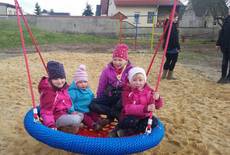 Zu Ostern konnte geschaukelt werden Zu Ostern konnte geschaukelt werden