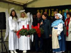 Traditionell eröffnet Einheitsgemeindebürgermeisterin Verena Schlüsselburg ge-meinsam mit den Ortsbürgermeistern, Ehrengästen, dem Weihnachtsmann und  den  Weihnachtsengeln und dem Gladigauer Posaunenchor den Adventsmarkt um 10.00 Uhr auf der weihnachtlich geschmückten Bühne  auf dem Foto im Jahr 2013 mit den Weihnachtsengeln und Frau Holle.