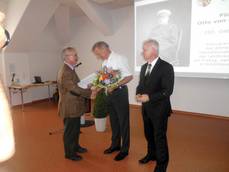 Hier auf dem Foto Ortschronist Wilfried Rogge, Stiftungsvorsitzender Eike Trumpf und Landrat Carsten Wulfänger bei der Auszeichnung in Schönhausen.