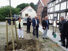 Minister für Landesentwicklung und Verkehr des Landes Sachsen-Anhalt, Thomas Webel, lud zur feierlichen Verkehrsfreigabe mit dem obligatorischen Scherenschnitt der L13, Ortsdurchfahrt Meßdorf am 27. Juni 2016 ein Minister für Landesentwicklung und Verkehr des Landes Sachsen-Anhalt, Thomas Webel, lud zur feierlichen Verkehrsfreigabe mit dem obligatorischen Scherenschnitt der L13, Ortsdurchfahrt Meßdorf am 27. Juni 2016 ein