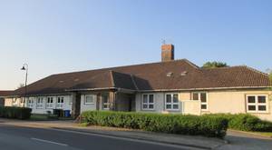 Hier auf dem Foto das Ambu in der Ortschaft Bismark, in dem zur Zeit die Renovierungsarbeiten für die neue Arztpraxis laufen. Hier auf dem Foto das Ambu in der Ortschaft Bismark, in dem zur Zeit die Renovierungsarbeiten für die neue Arztpraxis laufen.