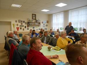 Text: Der Ortsbürgermeister Uwe Lenz begrüßt die Teilnehmer der Anliegerinformationsveranstaltung am 13.07.2015 im Bürgerhaus in Meßdorf Text: Der Ortsbürgermeister Uwe Lenz begrüßt die Teilnehmer der Anliegerinformationsveranstaltung am 13.07.2015 im Bürgerhaus in Meßdorf