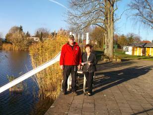 Hier auf den Fotos Bürgermeisterin Verena Schlüsselburg und Schwimmmeister Volker Gille, die schon einmal einen kleinen Objektrundgang auf dem herbstlichen Kolk-Gelände machten.