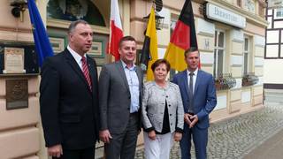 Hier auf dem Foto v.l.n.r. Piotr Radowski, Stadtratsvorsitzender, Thomas Dudeck, Vorsitzender LAG Wielun, Verena Schlüsselburg, Bürgermeisterin und zugleich LAG-Vorsitzende Mittlere Altmark und Nico Schulz, Bürgermeister Hansestadt Osterburg Hier auf dem Foto v.l.n.r. Piotr Radowski, Stadtratsvorsitzender, Thomas Dudeck, Vorsitzender LAG Wielun, Verena Schlüsselburg, Bürgermeisterin und zugleich LAG-Vorsitzende Mittlere Altmark und Nico Schulz, Bürgermeister Hansestadt Osterburg