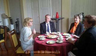 Finanzielle Unterstützung für den neuen Kleinbus der Seniorentagesstätte Schloss Kläden e.V. Finanzielle Unterstützung für den neuen Kleinbus der Seniorentagesstätte Schloss Kläden e.V.