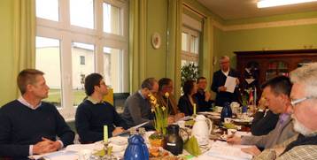 v.l.n.r. Dr. Wolfgang Bock und Heike Winkelmann, Expertenteam, Verena Schlüsselburg, LAG-Vorsitzende und Karsten Ruth, Bürgermeister der Einheitsgemeinde Kalbe/Milde. v.l.n.r. Dr. Wolfgang Bock und Heike Winkelmann, Expertenteam, Verena Schlüsselburg, LAG-Vorsitzende und Karsten Ruth, Bürgermeister der Einheitsgemeinde Kalbe/Milde.