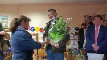 Durch Holzwerkstatt kleine ausgebildete Tischler und dreimal Dankeschön Durch Holzwerkstatt kleine ausgebildete Tischler und dreimal Dankeschön