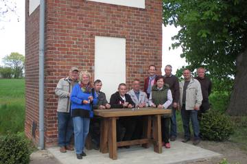 Döllnitzer und Bürgermeisterin retten das Tranformatorenhäuschen der Ortschaft Döllnitzer und Bürgermeisterin retten das Tranformatorenhäuschen der Ortschaft