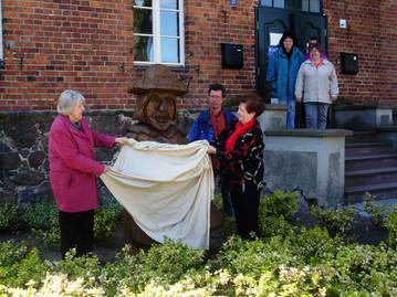 Einheitsgemeindebürgermeisterin Verena Schlüsselburg hat dem Alten Schafstall Kläden einen Holz-Schäfer übergeben