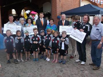 v.l.n.r. hinten: Norbert Schwellnus, Vera Völtzke, Uschi Klaus, Bank-Maskottchen Maik, Uli Jelinski, Bürgermeisterin Verena Schlüsselburg, Vorstandsvorsitzender Dieter Schulze, Kämmerin Sylvia Schwiertz, Sven Meiburg, Otto-Karl Janeke und vorne die Kids der Fußball-G-Junioren des TuS Schwarz-Weiß Bismark v.l.n.r. hinten: Norbert Schwellnus, Vera Völtzke, Uschi Klaus, Bank-Maskottchen Maik, Uli Jelinski, Bürgermeisterin Verena Schlüsselburg, Vorstandsvorsitzender Dieter Schulze, Kämmerin Sylvia Schwiertz, Sven Meiburg, Otto-Karl Janeke und vorne die Kids der Fußball-G-Junioren des TuS Schwarz-Weiß Bismark
