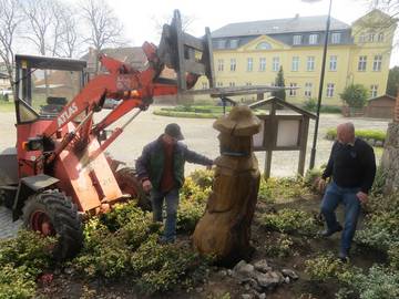 Einheitsgemeindebürgermeisterin Verena Schlüsselburg hat dem Alten Schafstall Kläden einen Holz-Schäfer übergeben