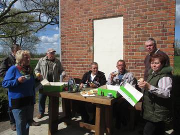 Döllnitzer und Bürgermeisterin retten das Tranformatorenhäuschen der Ortschaft Döllnitzer und Bürgermeisterin retten das Tranformatorenhäuschen der Ortschaft