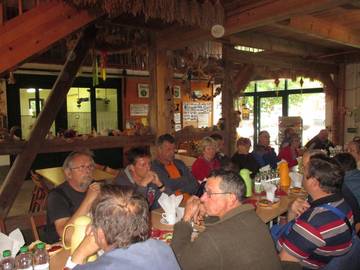 Gemeindearbeiter der Einheitsgemeinde alle an einem Tisch mit Bürgermeisterin Gemeindearbeiter der Einheitsgemeinde alle an einem Tisch mit Bürgermeisterin