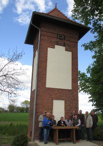 Döllnitzer und Bürgermeisterin retten das Tranformatorenhäuschen der Ortschaft Döllnitzer und Bürgermeisterin retten das Tranformatorenhäuschen der Ortschaft