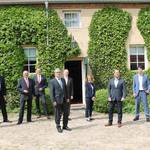 Auslobung des Wirtschaftspreises Altmark 2021 in Brunkau beim Vorjahrespreisträger visuSolution GmbH. Anwesende von links: Hans-Jürgen, Vorstandsvorsitzender Sparkasse Altmark West; Holger Neben, Sparkasse Altmark West, Jörg Achereiner, Vorstandsvorsitzender Kreissparkasse Stendal; Christian Johannsen, Kreissparkasse Stendal; Michael Ziche, Landrat Altmarkkreis Salzwedel; Alexandra Schröder, visuSolution GmbH; Arne Fischer, Geschäftsführer visuSolution GmbH; Patrick Puhlmann, Landrat Landkreis Stendal; Carla Reckling-Kurz, Geschäftsführung Altmärkischer Regionalmarketing- und Tourismusverband