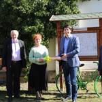 Bürgermeisterin Annegret Schwarz und Landrat Patrick Puhlmann nahmen den symbolischen Staffelstab für die Ausrichtung des 20. Altmärkischen Heimatfestes vom scheidenden Landrat Michael Ziche (rechts) und Norbert Lazay (Vorsitzender des Altmärkisches Heimatbundes, links) entgegen. IMG 0020