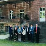 Auslobung Wirtschaftspreis Altmark 2022: (unten v.l.n.r.): Carla Reckling-Kurz (ART), Kristin Bauer, Elisabeth Stehwien; (oben v.l.n.r.): Christian Johannsen und Paul Rodermann (Kreissparkasse Stendal), Olaf Stehwien (Konditorei Stehwien GmbH), Landrat Michael Ziche (Altmarkkreis Salzwedel), Landrat Patrick Puhlmann (Landkreis Stendal) und Andreas Störmer (Sparkasse Altmark West) © ART 220607 Auslobung Wirtschaftspreis Altmark 2022