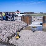 Bei Berkau am Secantsgraben erläutert Jan Salomo den Landräten Steven Kanitz und Patrick Puhlmann sowie Bismarks Einheitsgemeinde-Bürgermeisterin Annegret Schwarz die Pläne der neuen Wehranlage.