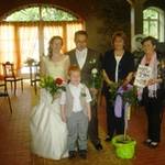 Hier auf dem Foto im Alten Schafstall in Kläden v.l.n.r. das Brautpaar mit Sohn Lories Standesbeamtin Herta Beindorf und Bürgermeisterin Verena Schlüsselburg