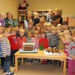 Hier auf dem Foto die Kita Pittiplatsch Kläden um Leiterin Martina Reimann und den Erzieherinnen Angelika Kahle und Elke Günther und der lustigen Kinderschar, die ein Lebkuchenhaus und eine Lebkucheneisenbahn gebacken und zusammengestellt haben.
