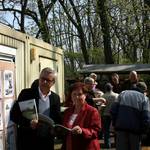Die LAG-Vorsitzende Verena Schlüsselburg nahm vom Leiter des Projektteams für die Erarbeitung der Lokalen Entwicklungsstrategie, Dr. Wolfgang Bock, die gedruckte Fassung der LEADER-Strategie, die auch allen LAG-Mitgliedern zur Verfügung gestellt wurd