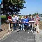 Einheitsgemeindebürgermeisterin Verena Schlüsselburg, Regionalbereichsleiter Manfred Krüger und die Bismarkerin Elise Nahrstedt beim symbolischen Banddurchschneiden - und ein Gläschen Sekt zum Anstoßen gehörte auch dazu.