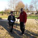 Hier auf dem Foto freuen sich Bürgermeisterin Verena Schlüsselburg und Schwimmmeister Volker Gille, bei einem kleinen Objektrundgang auf dem herbstlichen Kolk-Gelände, dass nach dem 1. Bauabschnitt noch weitere Mittel in das Kolkgelände fließen.
