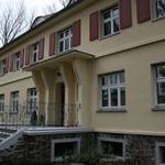 Die frühere Vila Piel im Ortsteil Meßdorf, in der das viel besuchte Café Melange seinen Standort hat, wurde in der laufenden EU-Förderphase saniert und ist jetzt auch barrierefrei zugänglich.