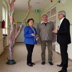 Bürgermeisterin Verena Schlüsselburg, Ortsbürgermeister Dieter Wein und Regionalplaner Dr. Wolfgang Bock (re.) besuchten am 11. Mai 2015 das Areal der früheren Grundschule in Dobberkau, um Möglichkeiten der Nachnutzung zu erörtern.