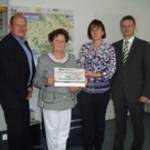 Der Gebietsleiter für Personenversicherungen Erik Lange und ÖSA Geschäftsstellenleiter Guido Klautzsch übergeben einen Scheck über 2.566,- an Bürgermeisterin Verena Schlüsselburg.