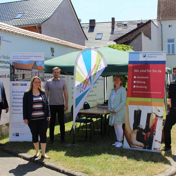 Wirtschaftsförderer Martin Nahrendorf und Bürgermeisterin Annegret Schwarz (Bildmitte) begrüßten Sarah Lukas und Sebastian Weyl von der Industrie- und Handelskammer sowie Karsten Gäde, Unternehmensberater der Handwerkskammer Magdeburg zum Existenzgründersprechtag im Innenhof des Bismarker Rathauses.