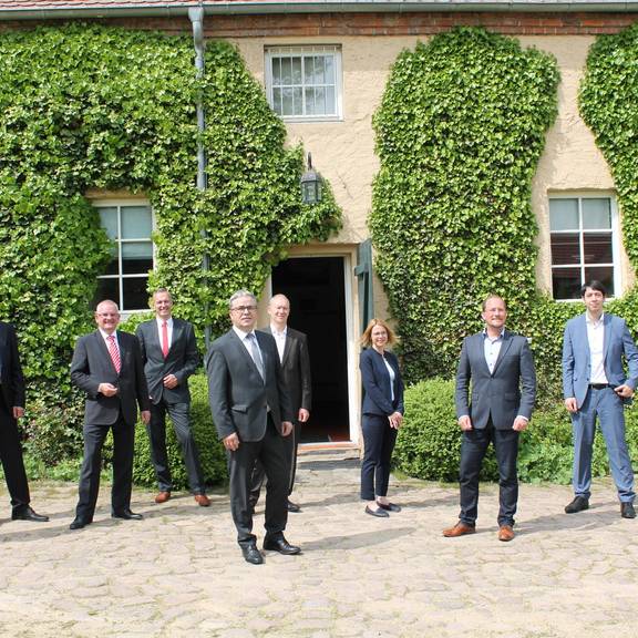 Auslobung des Wirtschaftspreises Altmark 2021 in Brunkau beim Vorjahrespreisträger visuSolution GmbH. Anwesende von links: Hans-Jürgen, Vorstandsvorsitzender Sparkasse Altmark West; Holger Neben, Sparkasse Altmark West, Jörg Achereiner, Vorstandsvorsitzender Kreissparkasse Stendal; Christian Johannsen, Kreissparkasse Stendal; Michael Ziche, Landrat Altmarkkreis Salzwedel; Alexandra Schröder, visuSolution GmbH; Arne Fischer, Geschäftsführer visuSolution GmbH; Patrick Puhlmann, Landrat Landkreis Stendal; Carla Reckling-Kurz, Geschäftsführung Altmärkischer Regionalmarketing- und Tourismusverband