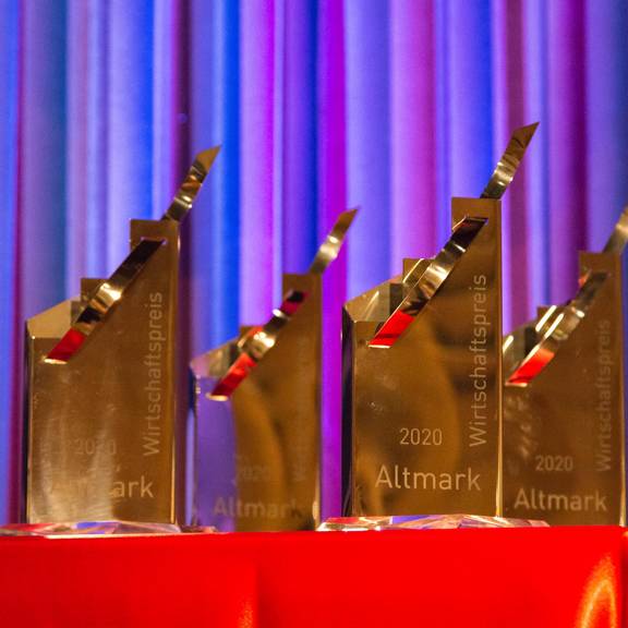 Die vier begehrten Pokale im Wettbewerb um den Wirtschaftspreis Altmark. © Maik Thesing Bild 3 Wirstschaftspreis 2020 (c)Maik Thesing