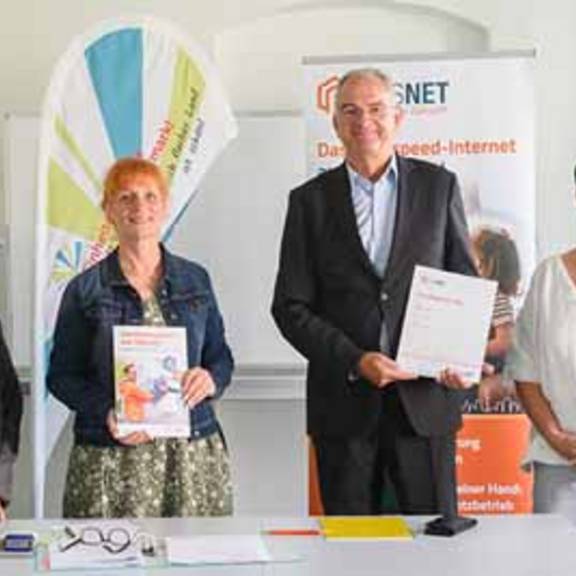15 Gemeinsam bei der Aktion „Glasfaser für alle in Bismark“: v.l.n.r. Ortsbürgermeister Kläden Manfred Raatz, Ortsbürgermeisterin Bismark Ruth Rothe, Bürgermeisterin Einheitsgemeinde Stadt Bismark, Annegret Schwarz, Hardy Heine (DNS:NET), Stellv. Ortsbürgermeisterin Meßdorf Dorothea Schmalz, Stellv. Ortsbürgermeister Schinne Alexander Wunderlich.
