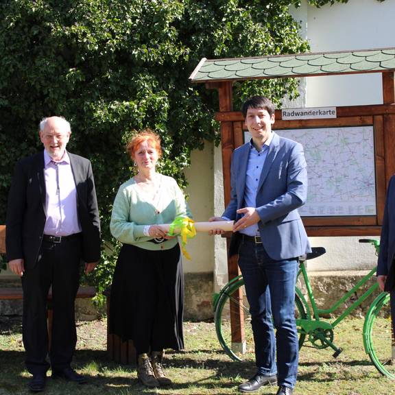 Bürgermeisterin Annegret Schwarz und Landrat Patrick Puhlmann nahmen den symbolischen Staffelstab für die Ausrichtung des 20. Altmärkischen Heimatfestes vom scheidenden Landrat Michael Ziche (rechts) und Norbert Lazay (Vorsitzender des Altmärkisches Heimatbundes, links) entgegen. IMG 0020