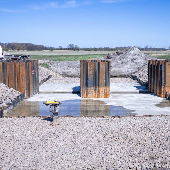 Die Spundwände zeigen schon, in welcher Dimension das neue Wehr entsteht.