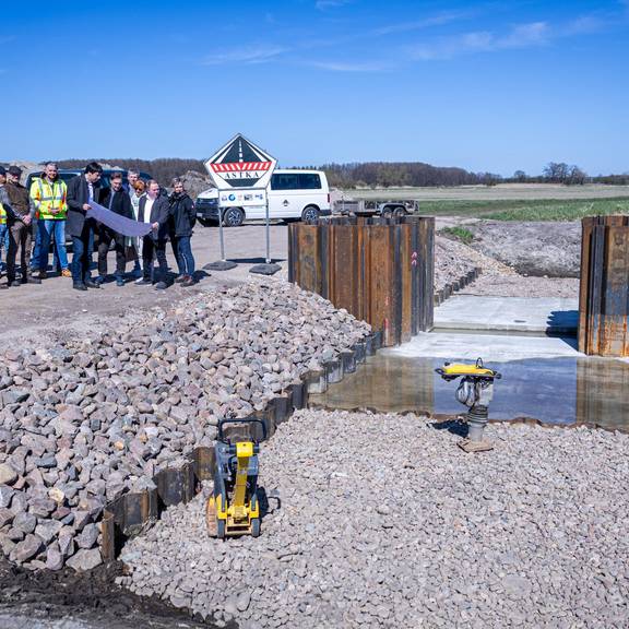 Bei Berkau am Secantsgraben erläutert Jan Salomo den Landräten Steven Kanitz und Patrick Puhlmann sowie Bismarks Einheitsgemeinde-Bürgermeisterin Annegret Schwarz die Pläne der neuen Wehranlage.