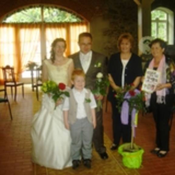 Hier auf dem Foto im Alten Schafstall in Kläden v.l.n.r. das Brautpaar mit Sohn Lories Standesbeamtin Herta Beindorf und Bürgermeisterin Verena Schlüsselburg