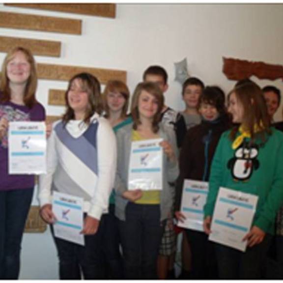 Folgende 13 Schulschreiber aus den 6.-8. Klassen wurden berufen
Katharina Dahl, Stefanie Hamann, Stefanie Hellvoigt, Rebecca Herzog, Franziska Lenz, Maxi Müller, Lisa Roggenbuck, Kassandra Stoll, Jonas Thielitz, Jason Voigt, Lorenz Wanowski, Annemar