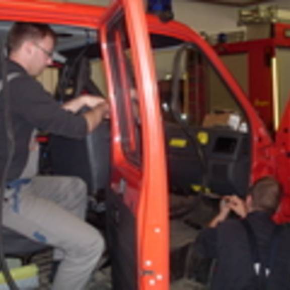 Hier auf dem Foto beim Einbau der Technik in das Feuerwehrfahrzeug der Berkauer Ortswehr