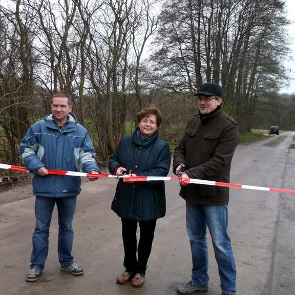 Mit dabei waren Sachgebietsleiter Bau, Erik Dähne, und der Bauleiter der Fa. Matthäi, Sven Markwart (auf dem Bild v.l.n.r.).