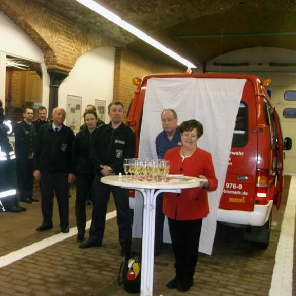 Bei der Übergabe die Bürgermeisterin, die Mitglieder der Stadtwehrleitung und die Kämmerin
